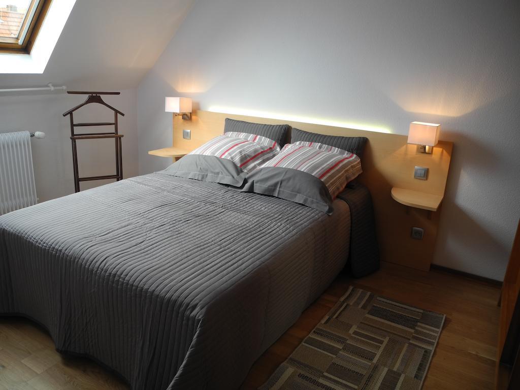 Au Pied Du Chateau Lichtenberg Ruang foto
